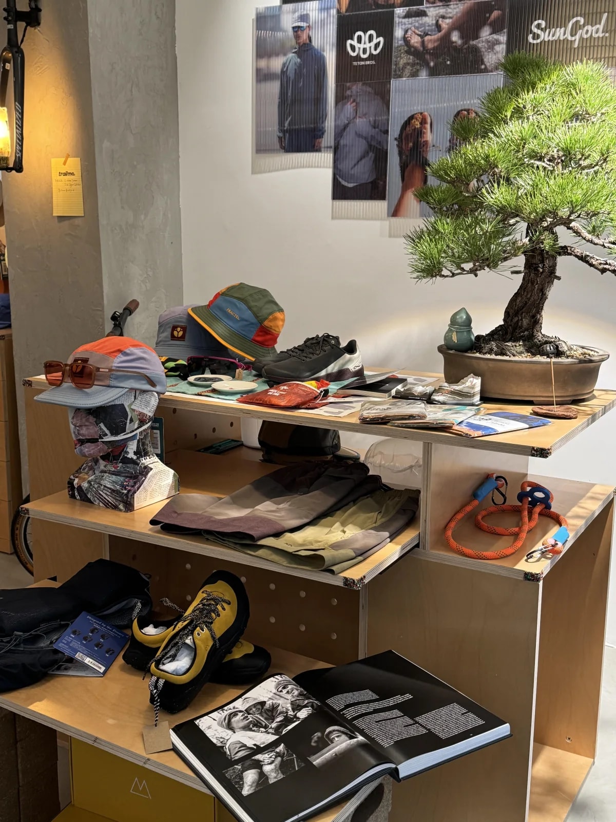 TrailMo 上海店内のマルチブランド商品展示と試着スペース