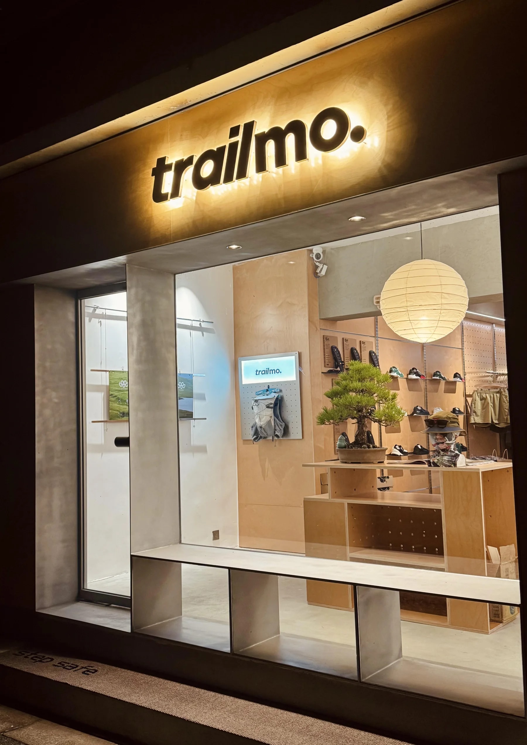 上海・利西路にある TrailMo 店舗の外観とスポーツブランドのディスプレイ